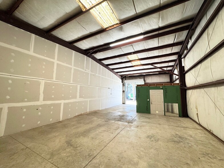 More Photos Of 11631 Columbia Park Dr E, Jacksonville Warehouse For Lease