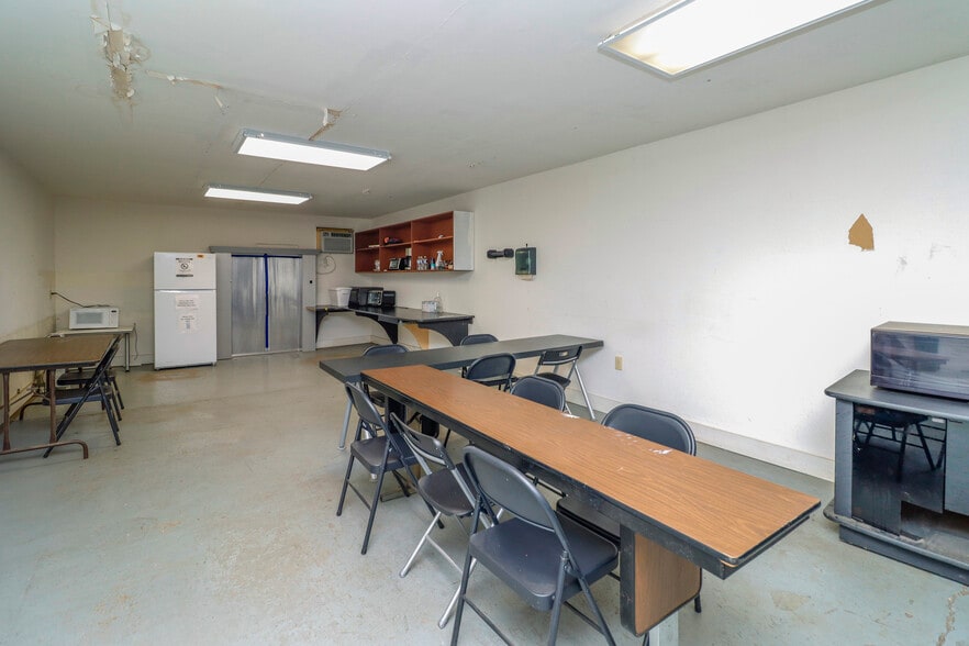 More Photos Of 827 Douglas Ave, Portsmouth Warehouse For Lease