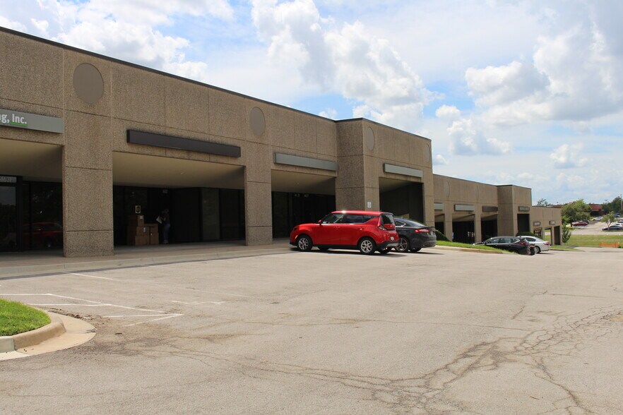 More Photos Of 14631-14651 W 95th St, Lenexa Light Distribution For Lease