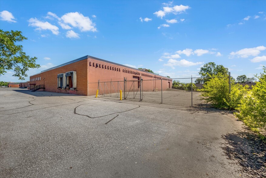 More Photos Of 130-150 Eva St, Saint Paul Warehouse For Sale