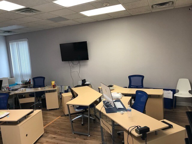 More Photos Of 1024-1036 Busse Hwy, Park Ridge Showroom For Lease