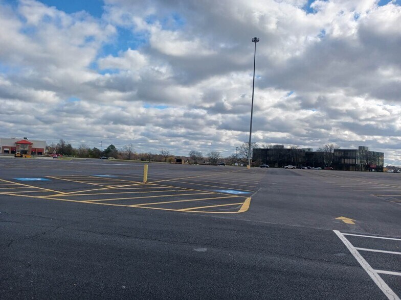 More Photos Of 2 Orland Square Dr, Orland Park General Retail For Sale