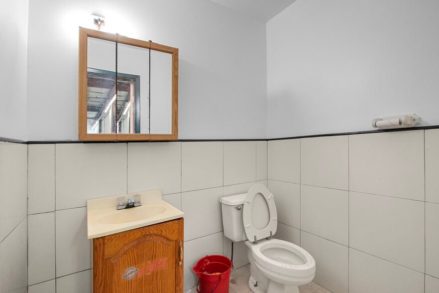 More Photos Of 6816 Larkwood Dr, Houston Industrial For Sale