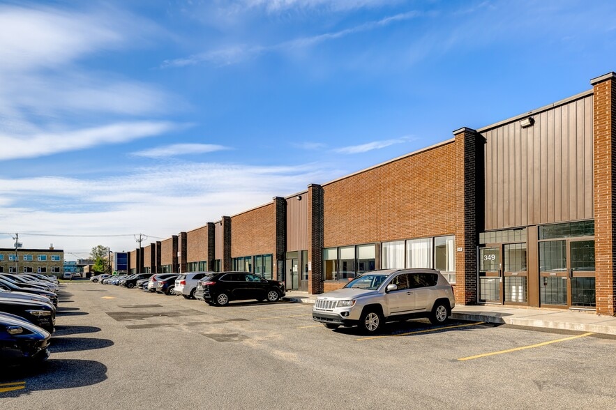 More Photos Of 295-371 Rue Deslauriers, Montréal Distribution For Lease