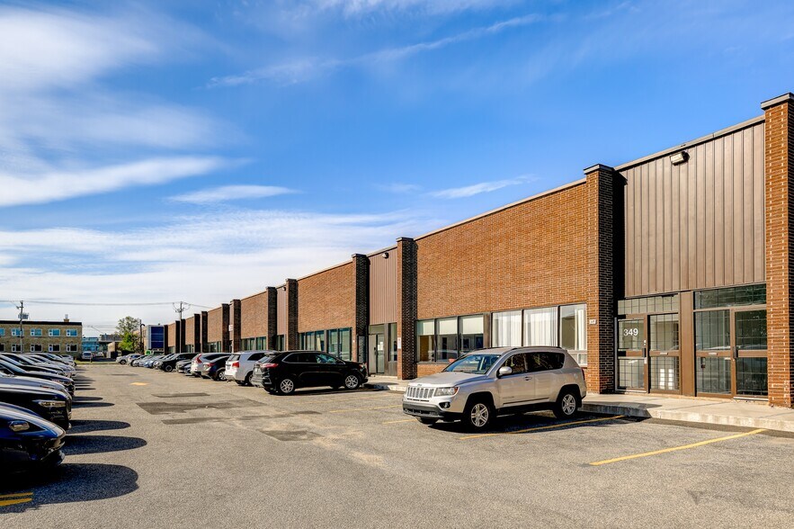 More Photos Of 295-371 Rue Deslauriers, Montréal Distribution For Lease