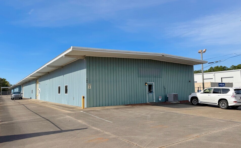 More Photos Of 706 Anchors St NW, Fort Walton Beach Warehouse For Lease