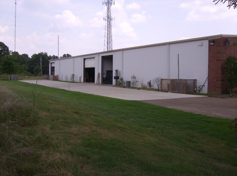 More Photos Of 310 Moore Ln, Collierville Warehouse For Lease