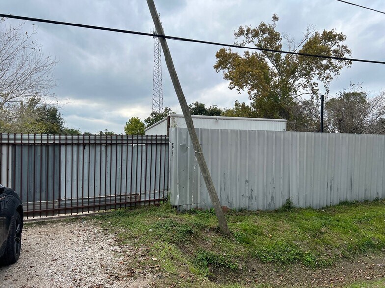 More Photos Of 7911 Yale, Houston Warehouse For Lease