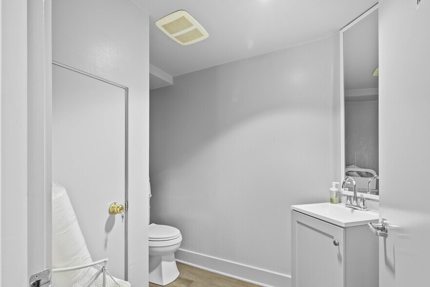 More Photos Of 9925 Commerce Ave, Tujunga Storefront For Sale