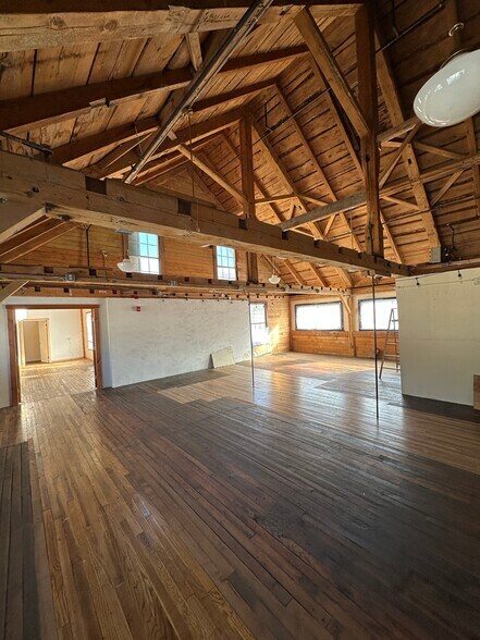 More Photos Of 100-102 Mill Rd, Bridgewater Storefront For Lease