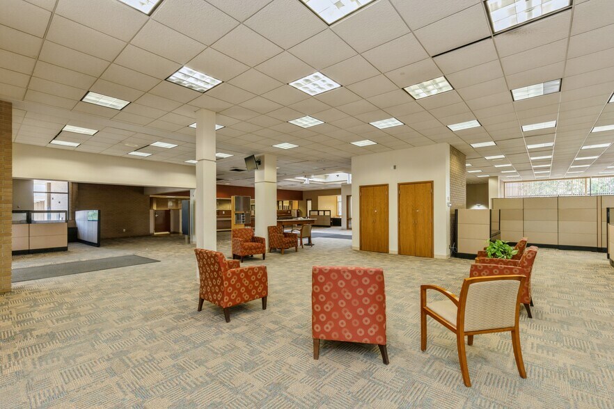 More Photos Of 4505 Douglas Ave, Des Moines General Retail For Sale