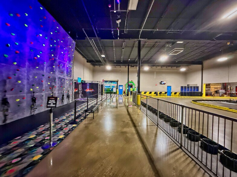 More Photos Of 7777-7847 N Caldwell Ave, Niles Manufacturing For Sale
