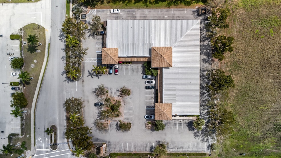 More Photos Of 15751 San Carlos Blvd, Fort Myers Unknown For Lease