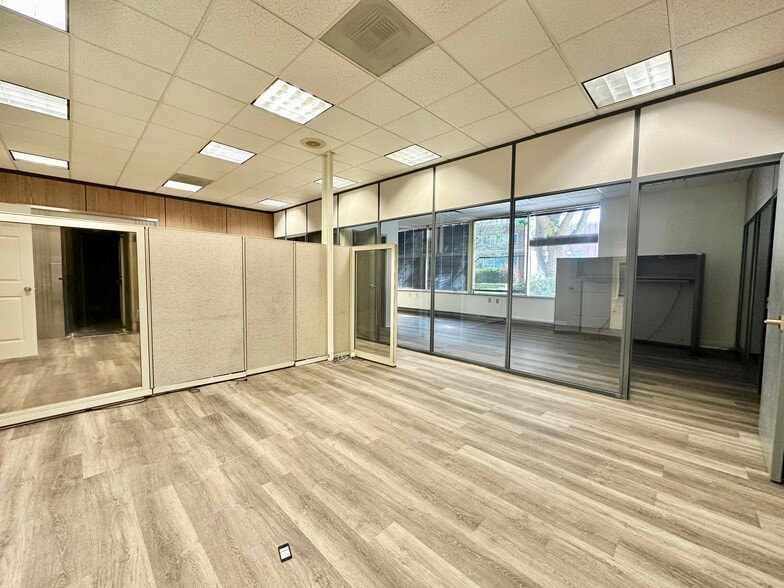 More Photos Of 8 Lester St, Martinsville General Retail For Sale