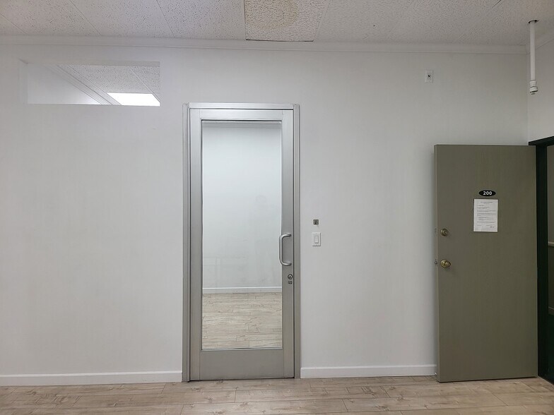 More Photos Of 4711 Oakwood Ave, Los Angeles Office For Lease