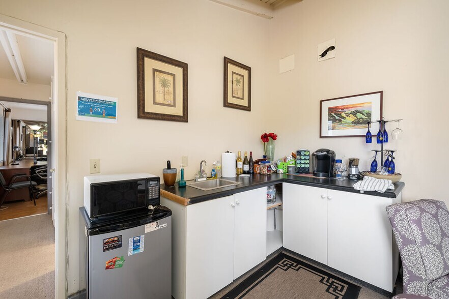 More Photos Of 2086 Main St, Cambria Freestanding For Lease