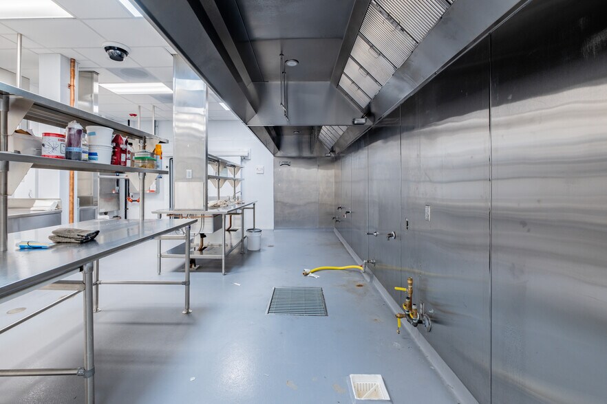 More Photos Of 1910-1918 Chestnut St, Philadelphia Freestanding For Lease