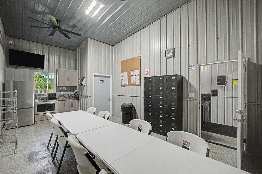 More Photos Of 212 N Lincoln Rd, Rockville General Retail For Sale