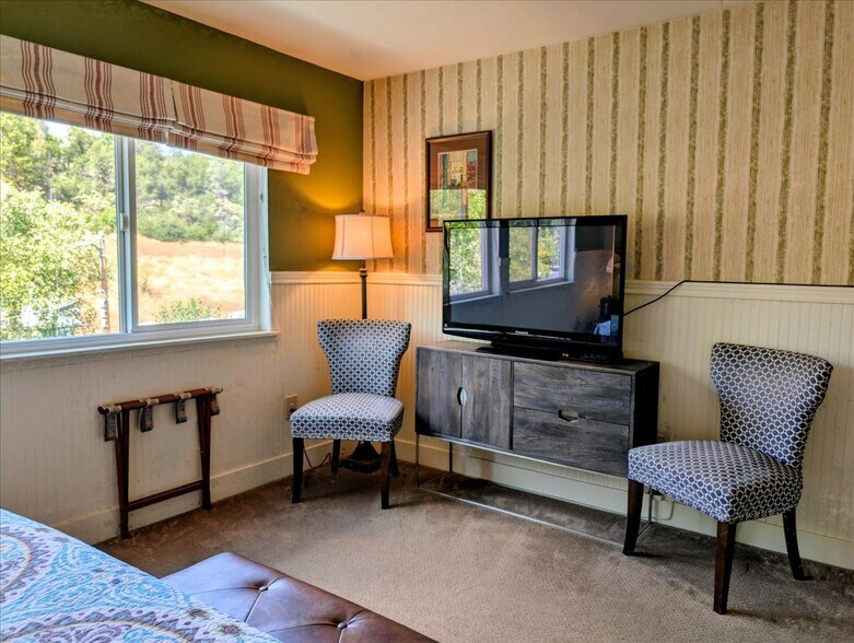 More Photos Of 18736 Main St, Groveland Hotel For Sale