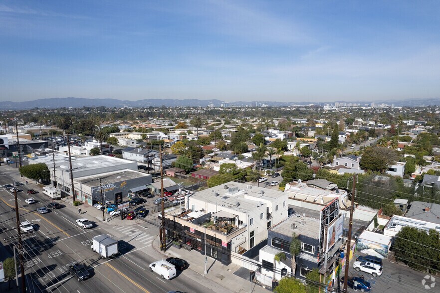 More Photos Of 1700-1702 Lincoln Blvd, Venice Storefront Retail Residential For Lease