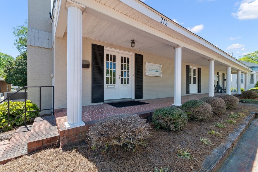 More Photos Of 210-212 E Church St, Smithfield Office For Lease