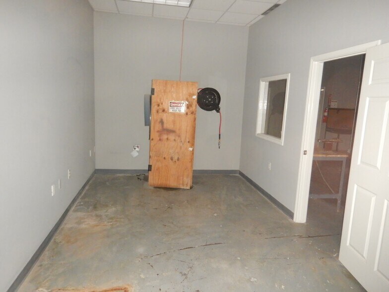 More Photos Of 6530 Supply Row, Houston Warehouse For Lease