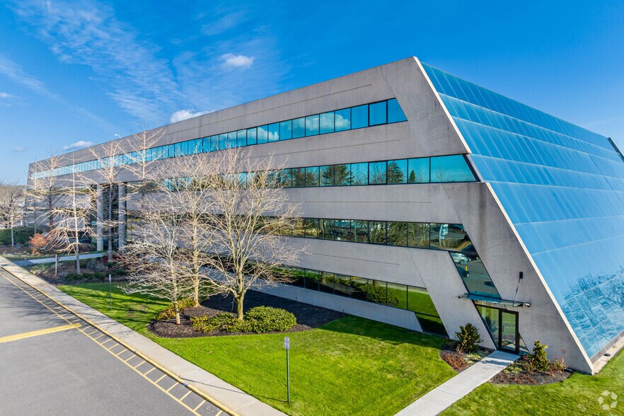 More Photos Of 1000 Woodbury Rd, Woodbury Office For Lease