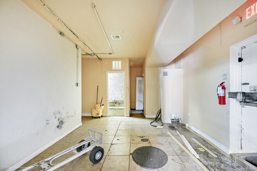 More Photos Of 2381-2389 NW 54th St, Miami Freestanding For Lease