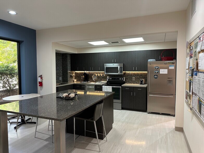 More Photos Of 6811 Phillips Industrial Blvd, Jacksonville Flex For Lease