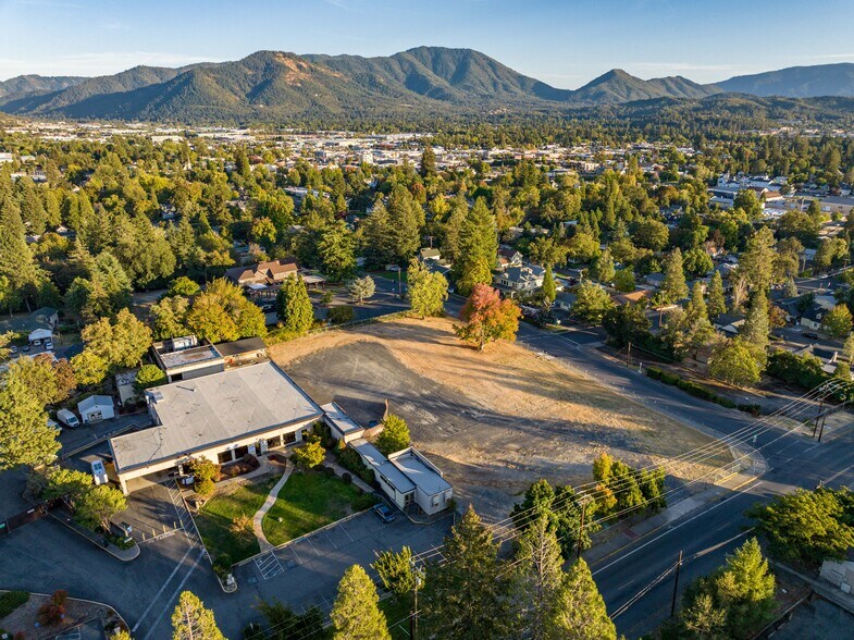 More Photos Of 715 NW Dimmick St, Grants Pass Office For Sale