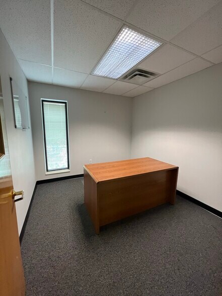 More Photos Of 1725 Louisville Dr, Knoxville Office For Lease