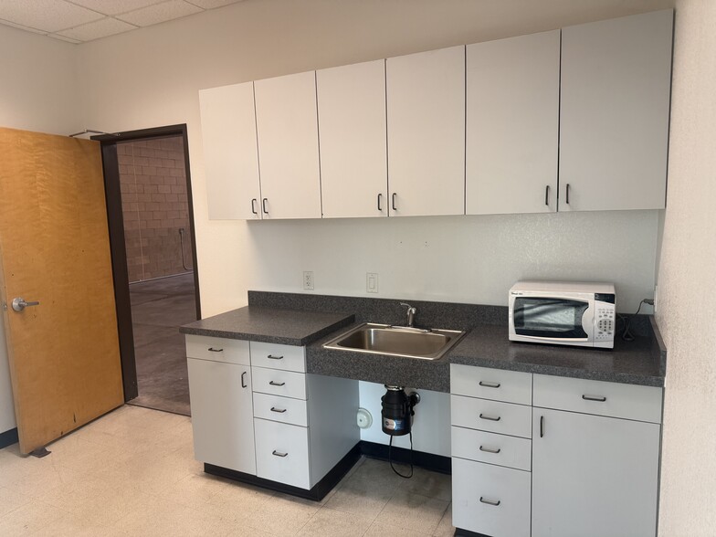 More Photos Of 4517 E Broadway Rd, Phoenix Warehouse For Lease