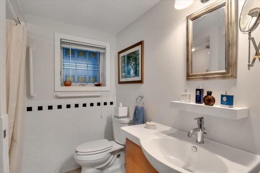 More Photos Of 139 A Bradford St, Provincetown Storefront Retail Residential For Sale