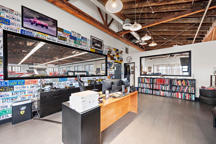 More Photos Of 110-118 E 16th St, Costa Mesa Industrial For Sale