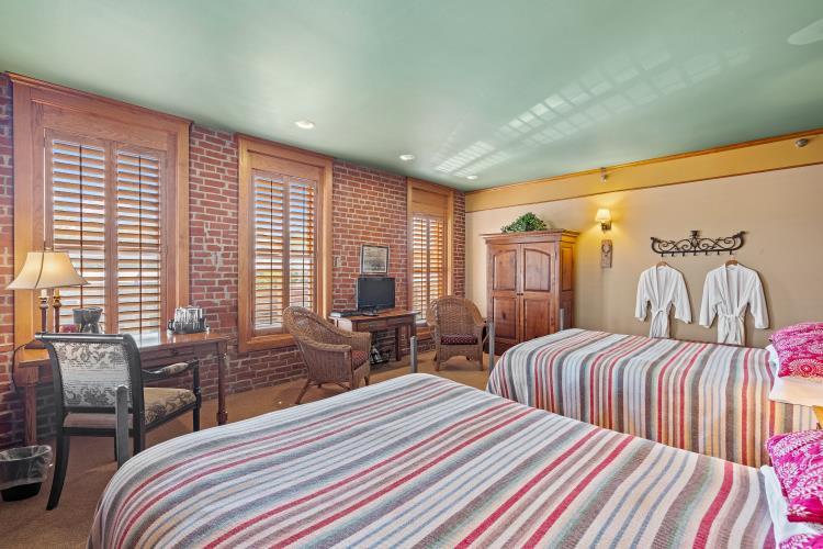 More Photos Of 215 Broadway St, Cottonwood Falls Hotel For Sale