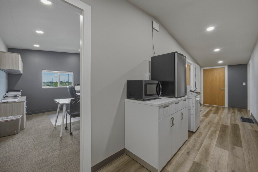 More Photos Of 2213 Henderson Loop, Richland Warehouse For Sale