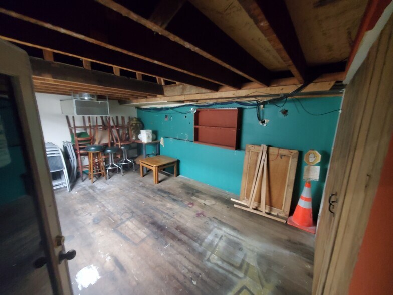 More Photos Of 295 S Broadway, Coos Bay Restaurant For Sale