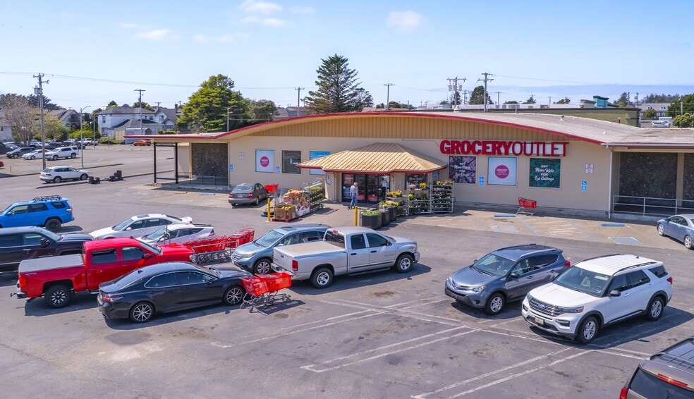 Primary Photo Of 1124 3rd St, Crescent City Supermarket For Sale