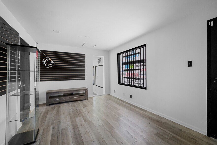 More Photos Of 7798 Foothill Blvd, Tujunga Freestanding For Sale