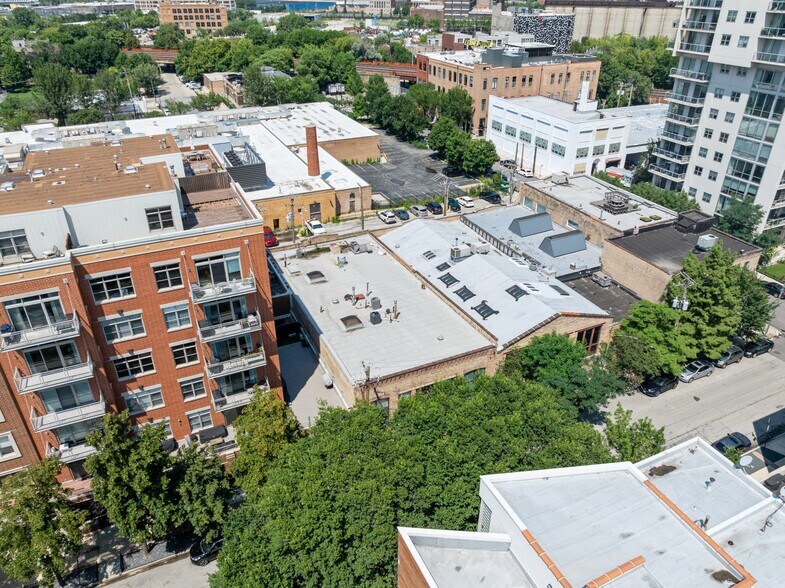 More Photos Of 942-944 W Huron St, Chicago General Retail For Sale