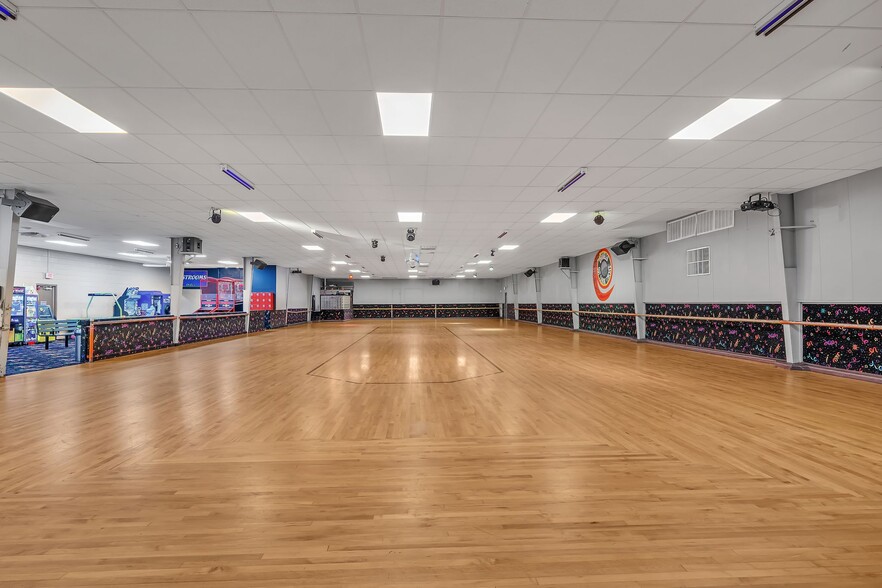 More Photos Of 7628 Corina Dr, Fort Worth Skating Rink For Sale