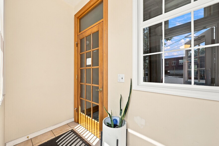 More Photos Of 44 Main St, Kingston Office For Lease