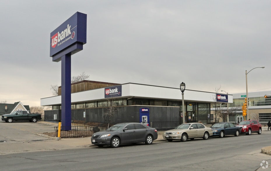 Primary Photo Of 2525 W Wisconsin Ave, Milwaukee Bank For Lease
