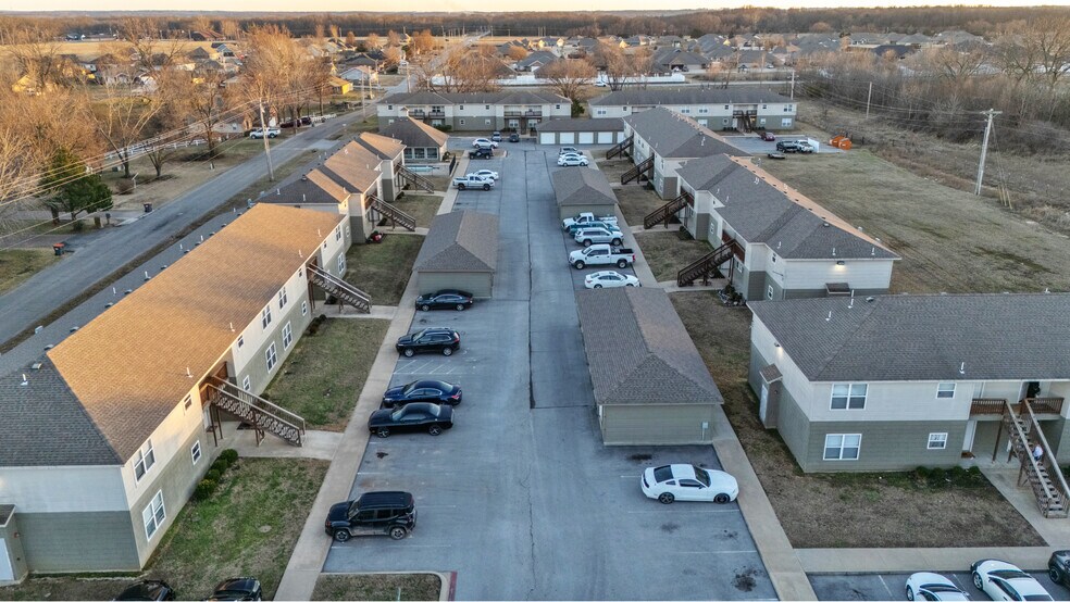 More Photos Of 810 Quail Run Rd, Grove Multifamily For Sale