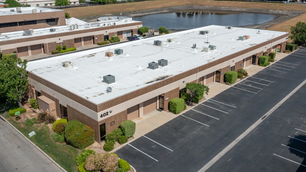 More Photos Of 402 W Bedford Ave, Fresno Flex For Lease