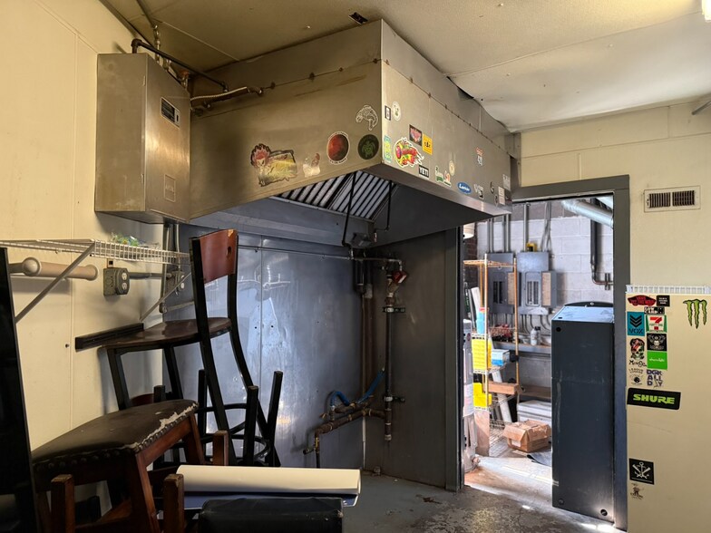 More Photos Of 312 South Ave, Springfield Bar For Lease