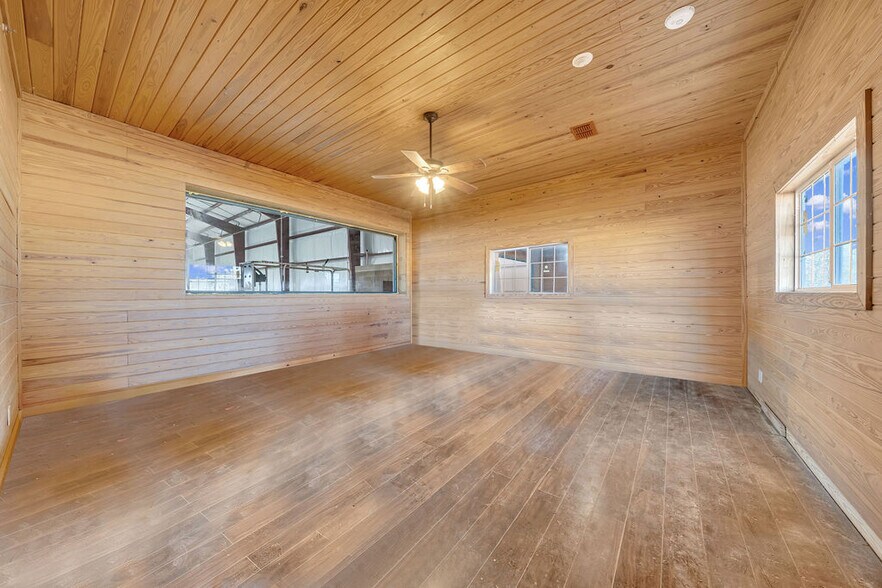 More Photos Of 3411 FM465, Seguin Warehouse For Lease