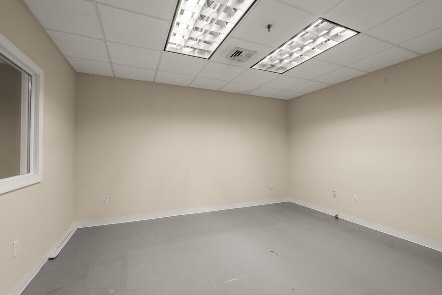 More Photos Of 109 Talcott Rd, West Hartford Manufacturing For Sale