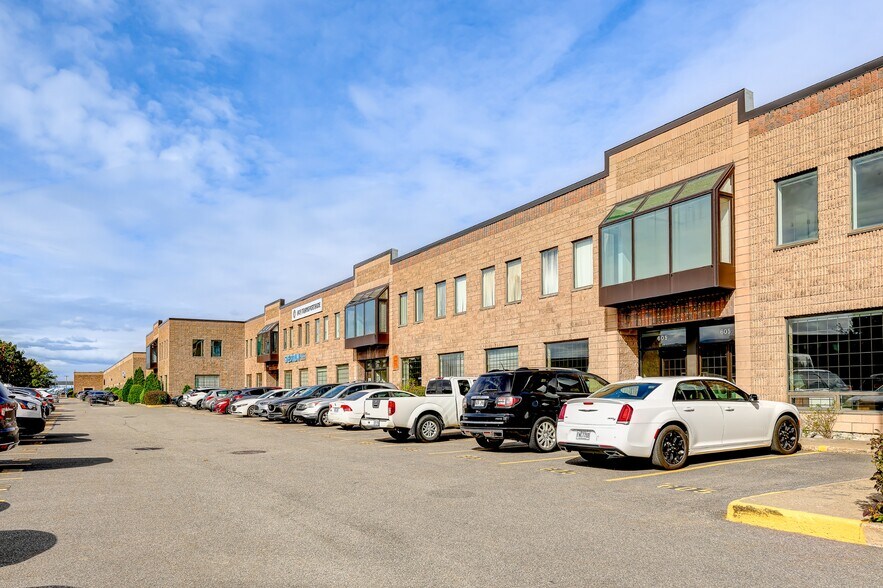 More Photos Of 601-623 Rue McCaffrey, Montréal Distribution For Lease