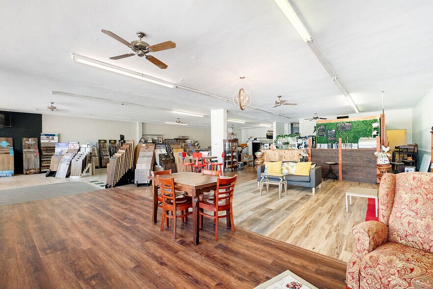 More Photos Of 115-117 N West St, Uvalde Unknown For Lease